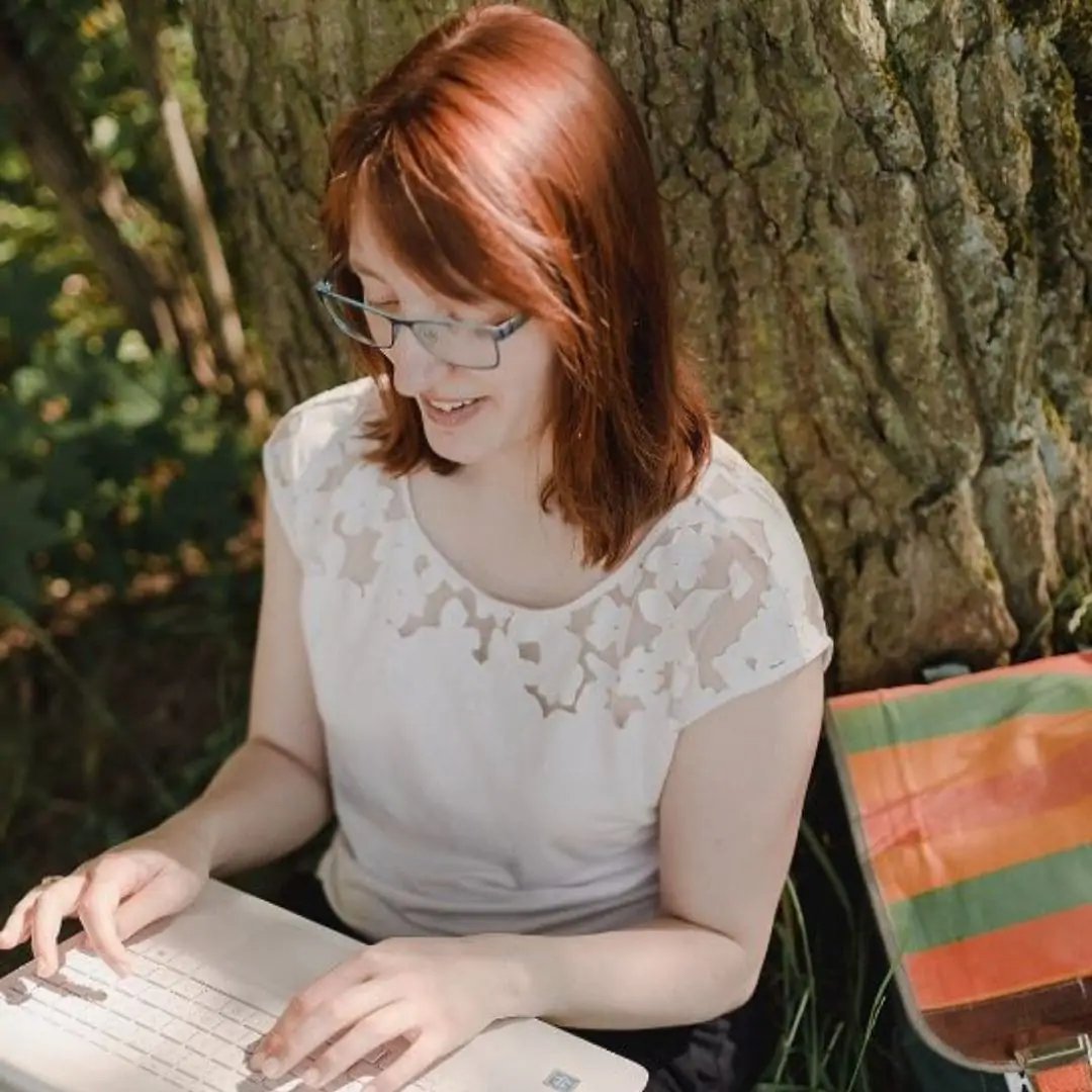 Jane von Klee mit Laptop im Park.