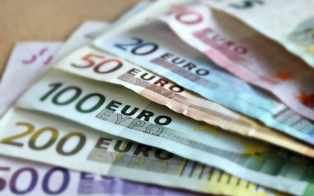 Ein Bündel Euro-Scheine zur Frage: Wie hoch sind die Kosten für SEO?