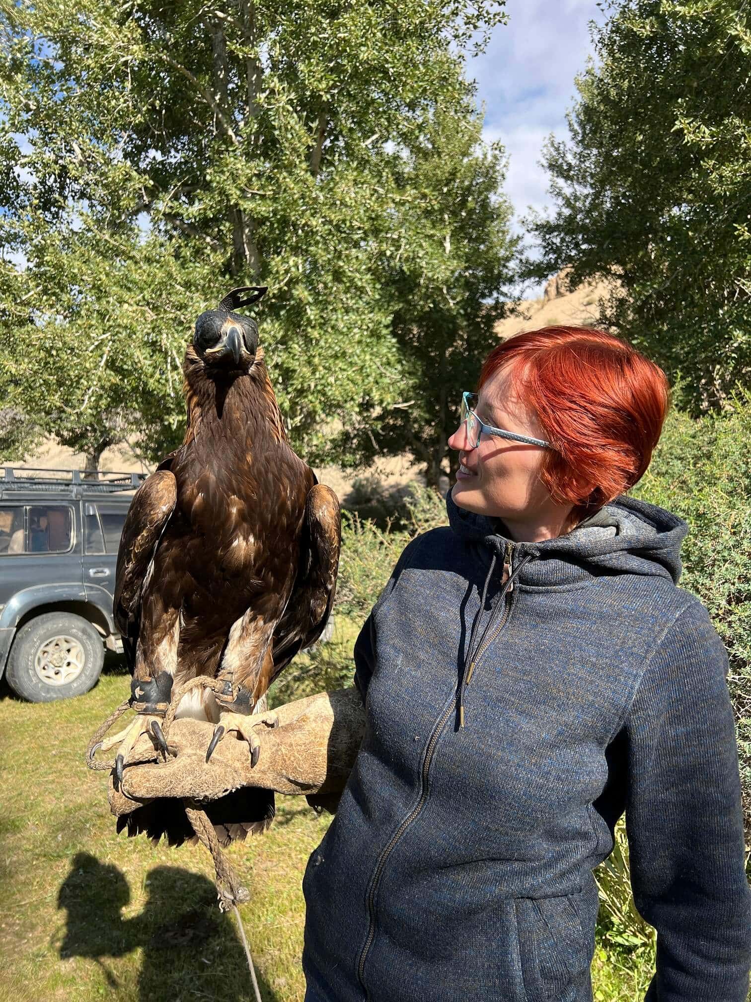 Jane mit einem Adler in der Mongolei