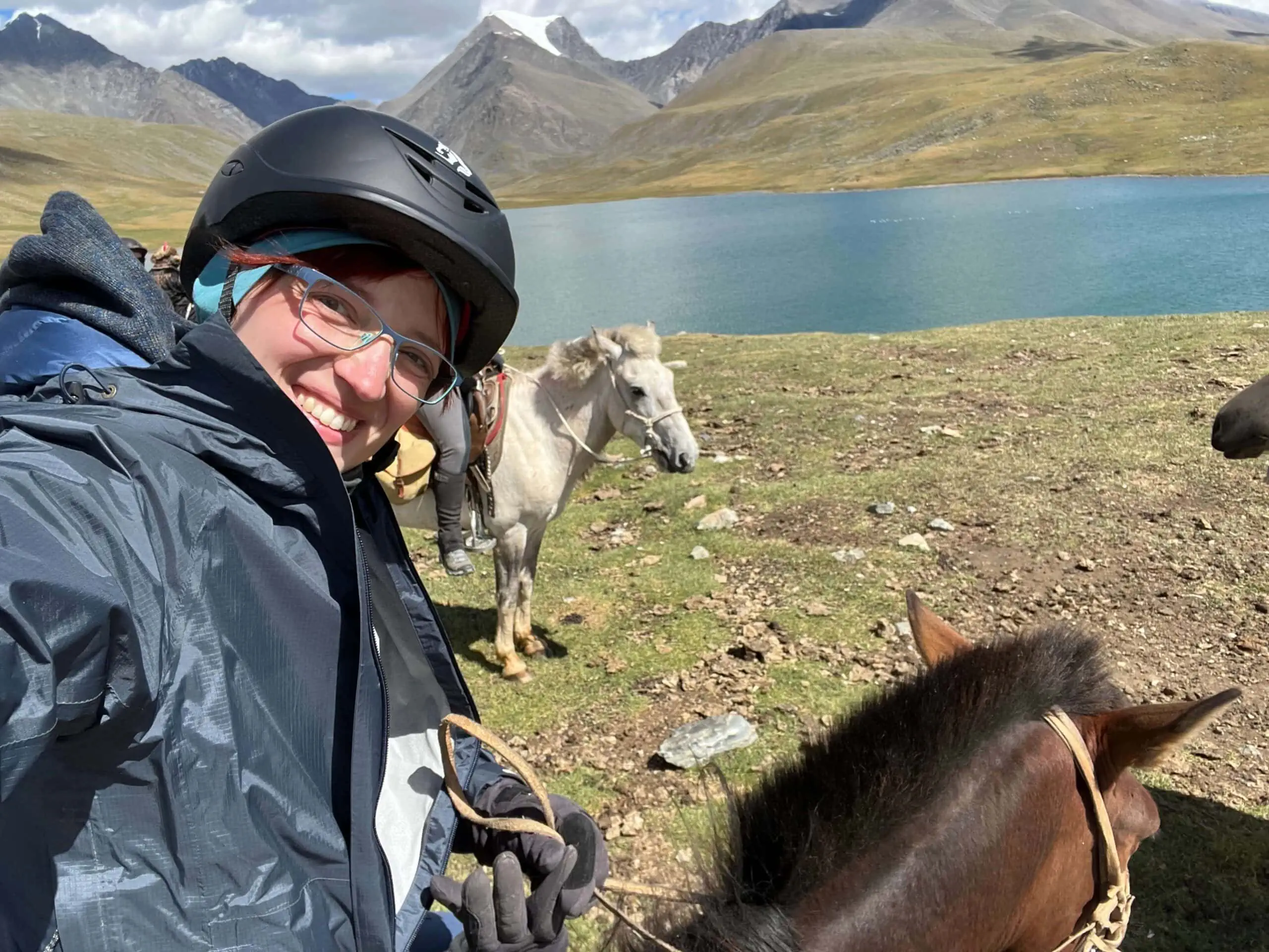 Jane auf einem Pferd vor einem mongolischen See