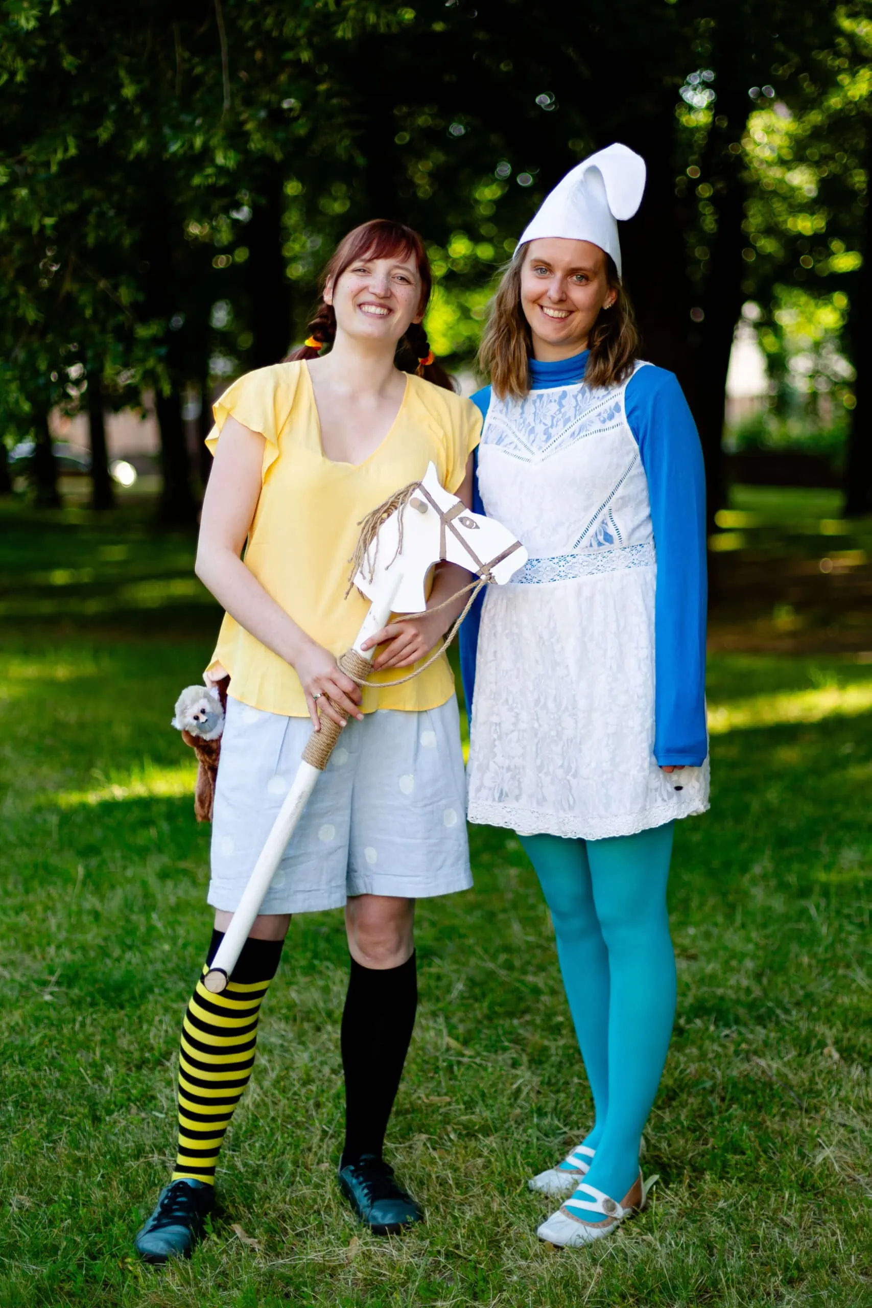Jane und Sarah verkleidet als Pippi Langstrumpf und Schlumpf