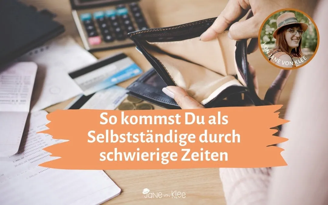 So kommst Du als Selbstständige durch schwierige Zeiten Foto von einem leeren Geldbeutel, im Hintergrund Kreditkarten, Münzen und ein Taschenrechner. Aufschrift: So kommst Du als Selbstständige durch schwierige Zeiten
