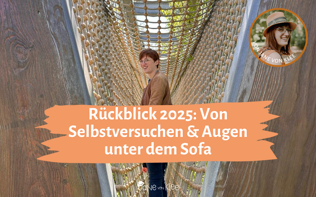 Foto von Jane von Klee auf einer Netzbrücke. Aufschrift: "Rückblick 2025: Von Selbstversuchen & Augen unter dem Sofa"