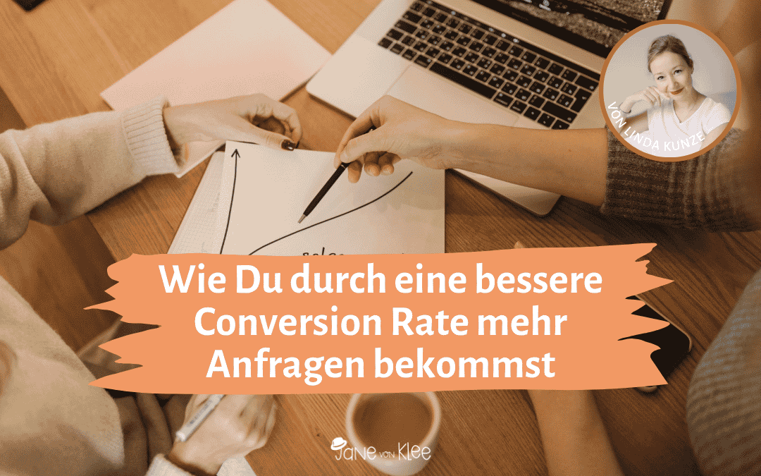 Ein Blatt Papier, auf dem ein Diagramm mit einer deutlichen Steigerung zu erkennen ist, im Hintergrund ein Laptop. Aufschrift: Wie Du durch eine bessere Conversion Rate mehr Anfragen bekommst