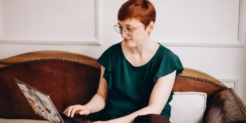 Jane von Klee auf gelbem Hintergrund