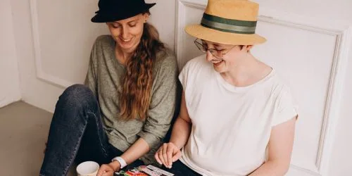 Jane von Klee auf gelbem Hintergrund