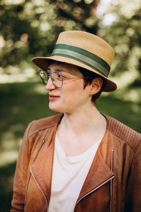 Jane von Klee schaut über die Schulter.